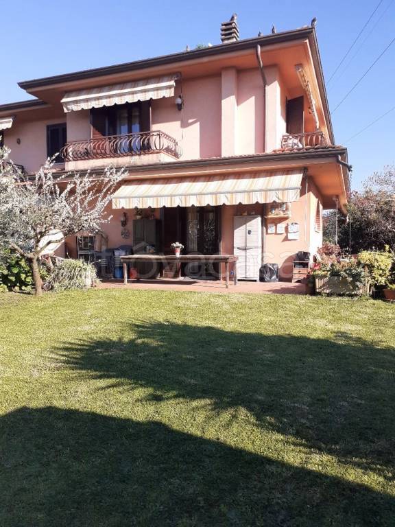 casa indipendente in vendita a Massa in zona Quercioli