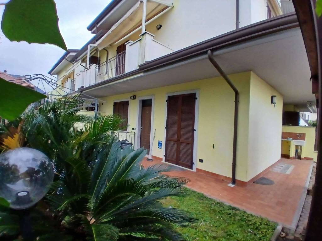 casa indipendente in vendita a Massa