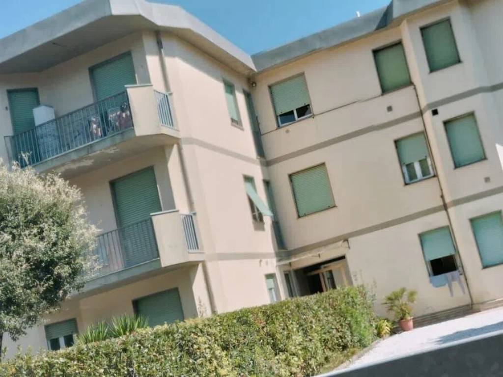 appartamento in vendita a Massa in zona Marina di Massa