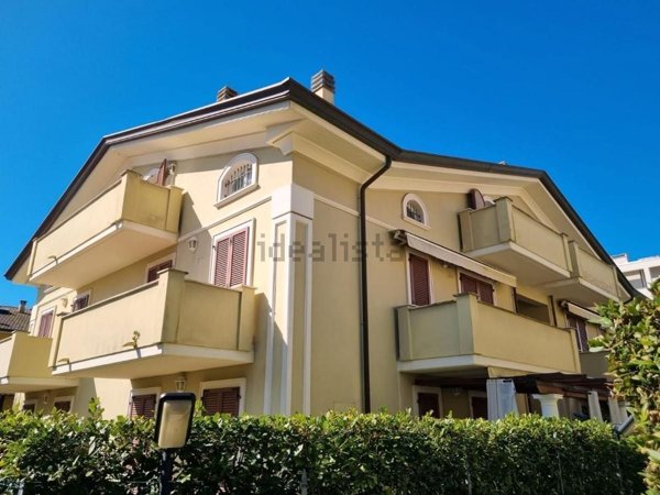 appartamento in vendita a Massa in zona Marina dei Ronchi