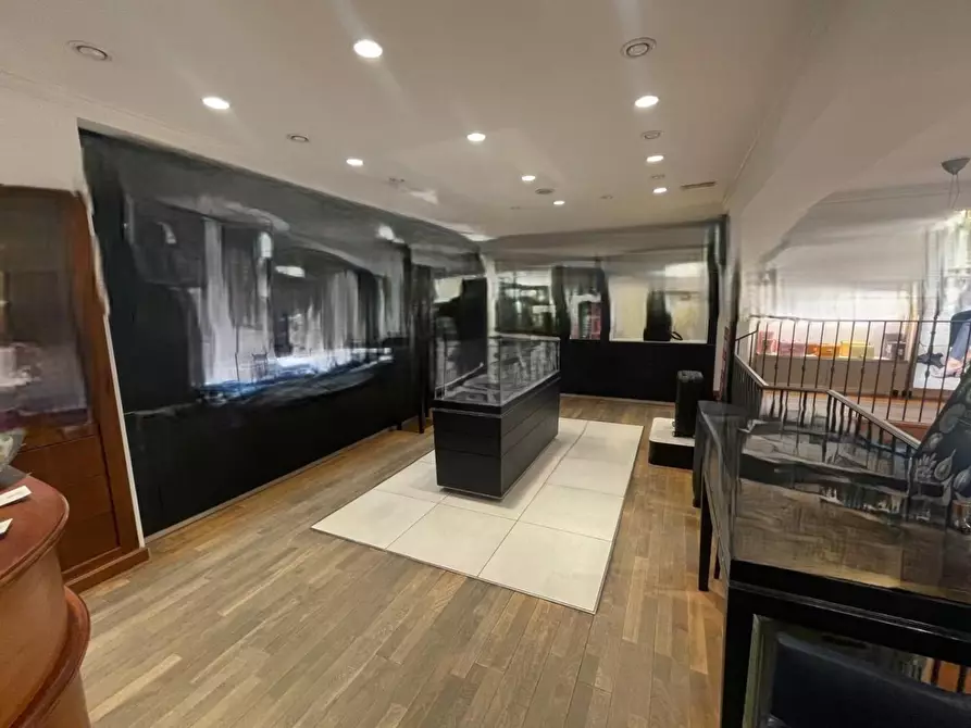 locale commerciale in vendita a Massa in zona Centro Storico