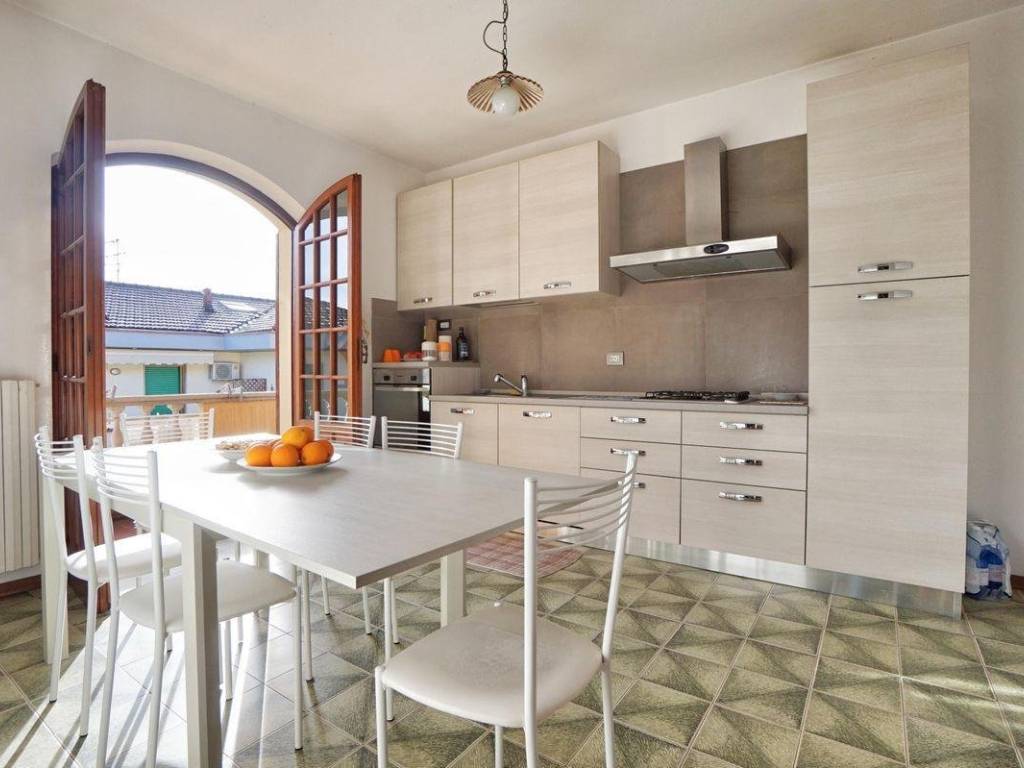 appartamento in vendita a Massa in zona Marina dei Ronchi