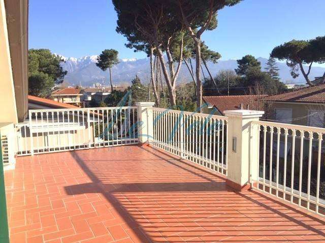 appartamento in vendita a Massa in zona Marina di Massa