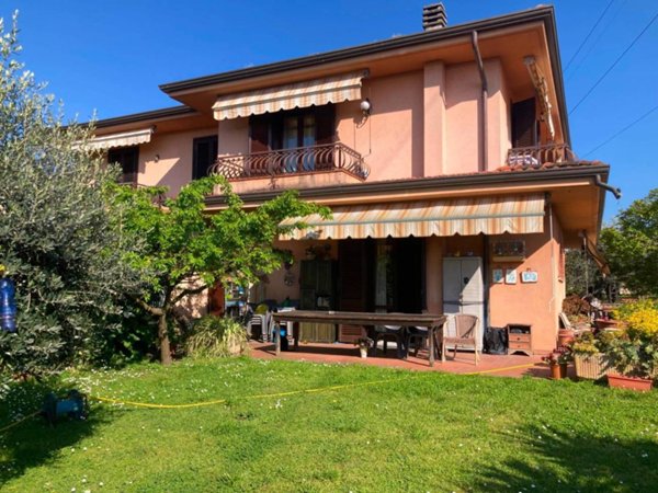 casa indipendente in vendita a Massa in zona Marina di Massa