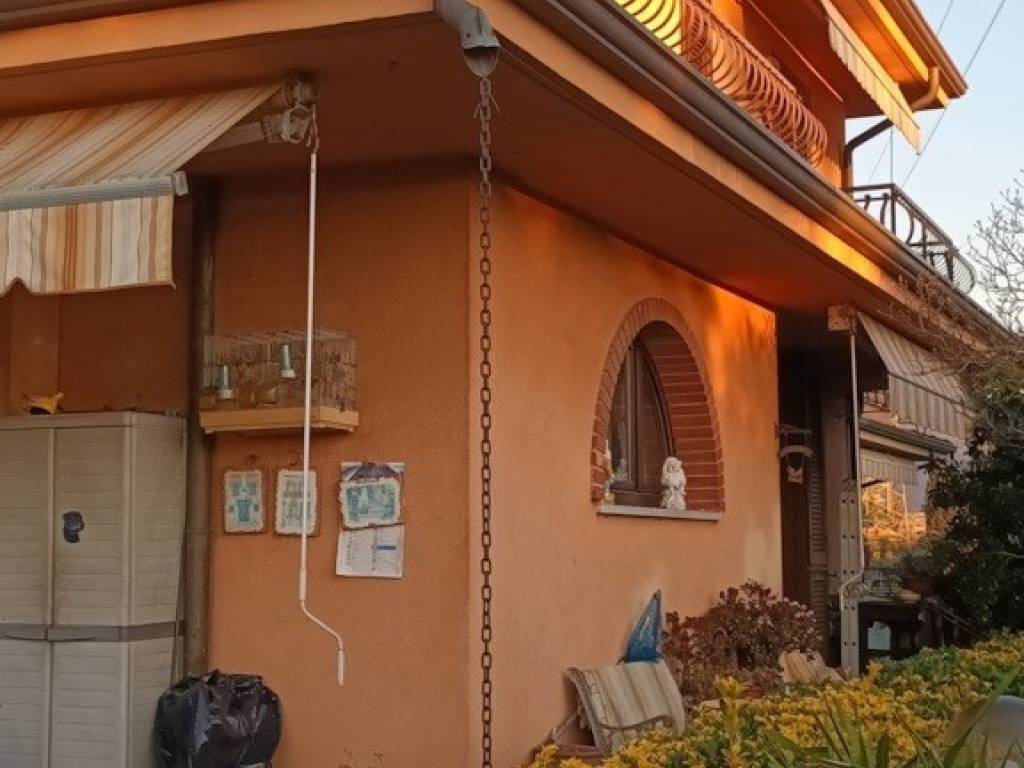 casa indipendente in vendita a Massa in zona Marina di Massa