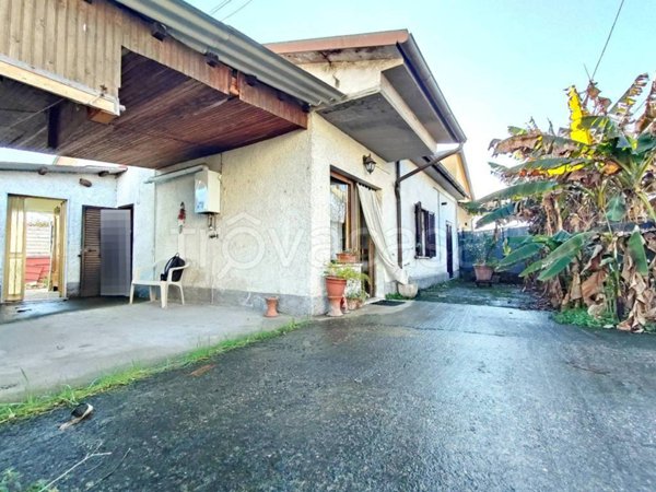 casa indipendente in vendita a Massa in zona Marina di Massa