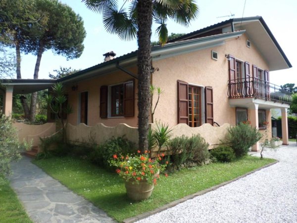 casa indipendente in vendita a Massa in zona Poveromo
