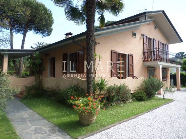 casa indipendente in vendita a Massa in zona Poveromo