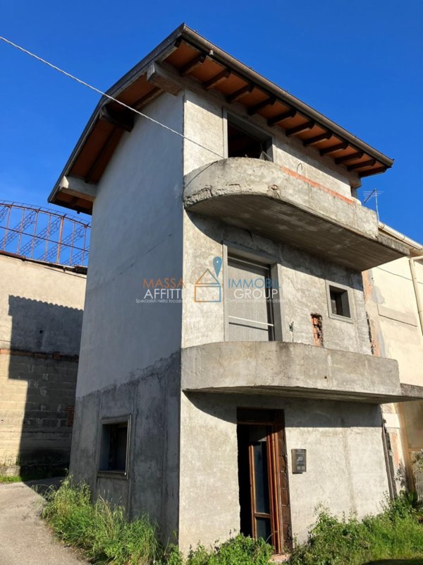 casa indipendente in vendita a Massa