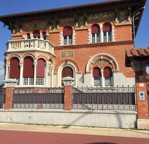 casa indipendente in vendita a Massa in zona Marina di Massa