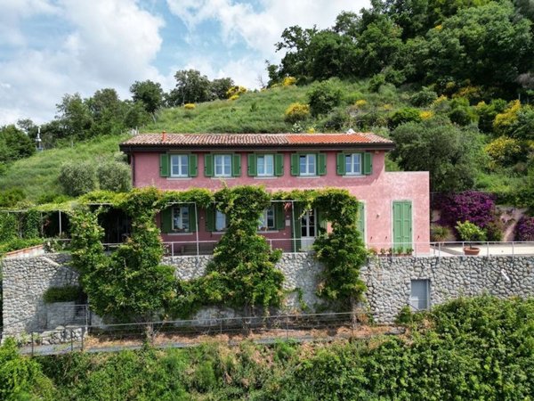 casa indipendente in vendita a Massa