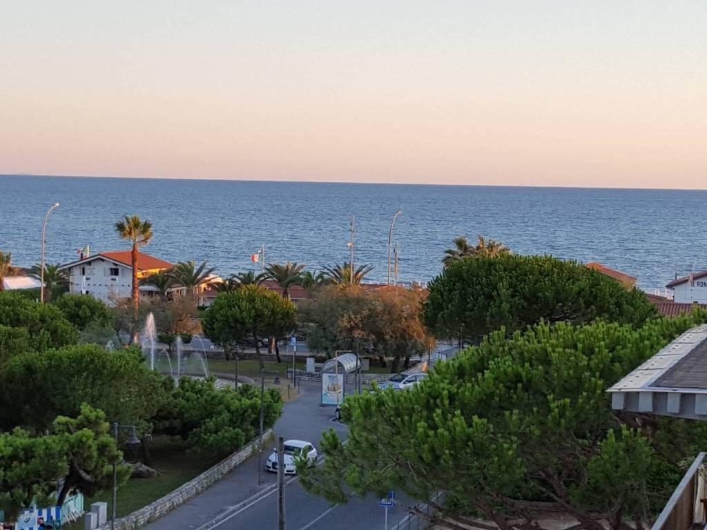 appartamento in vendita a Massa in zona Marina dei Ronchi