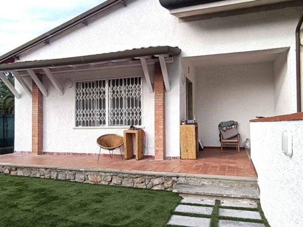 casa indipendente in vendita a Massa in zona Marina di Massa