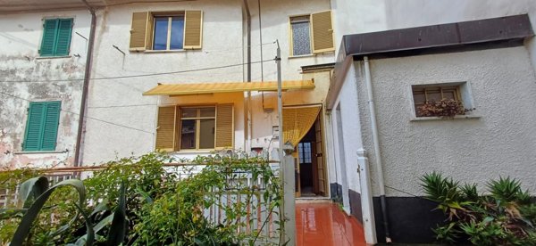 casa indipendente in vendita a Massa in zona Pariana