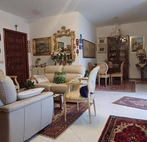 appartamento in vendita a Massa in zona Centro Storico