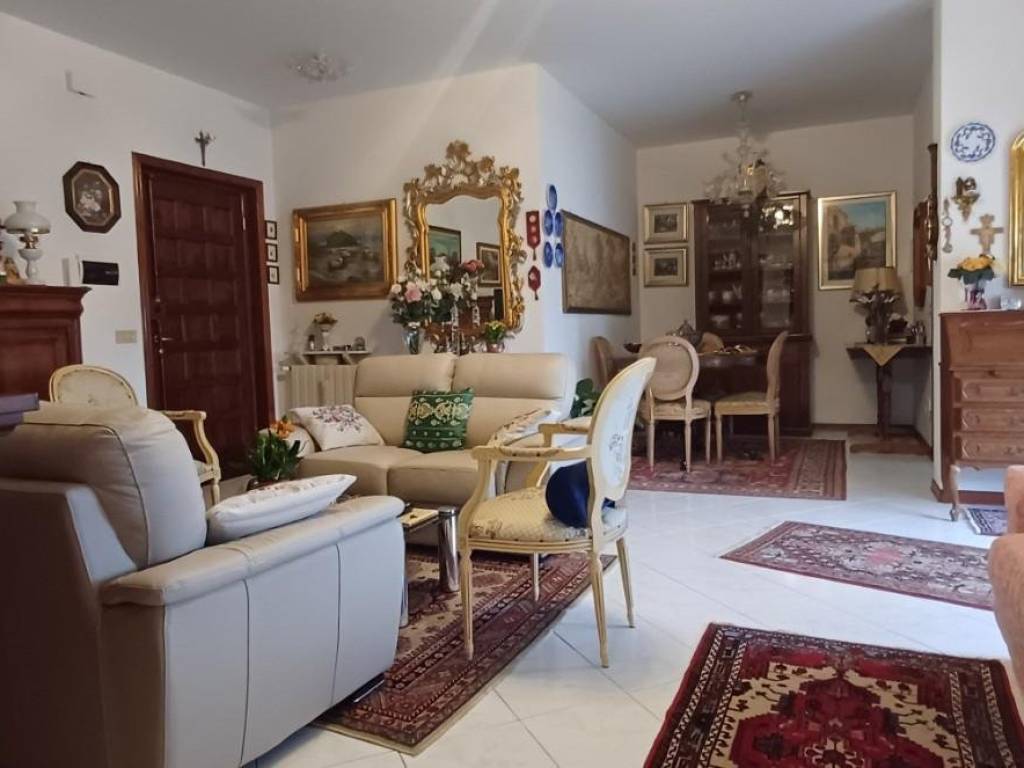 appartamento in vendita a Massa in zona Centro Storico