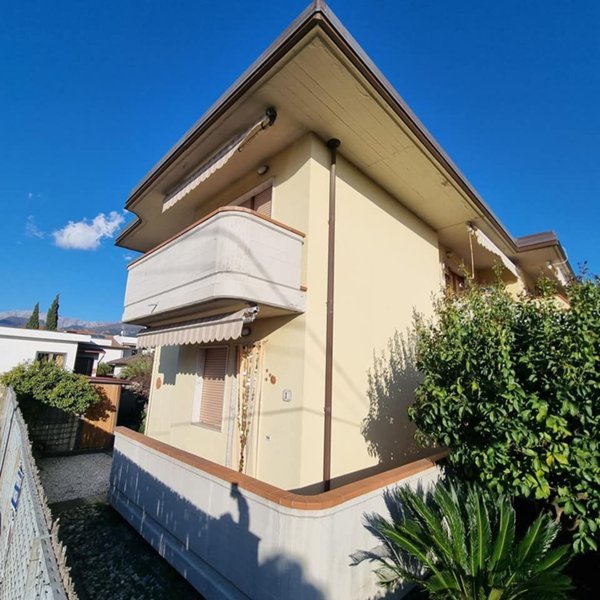 casa indipendente in vendita a Massa in zona Marina di Massa