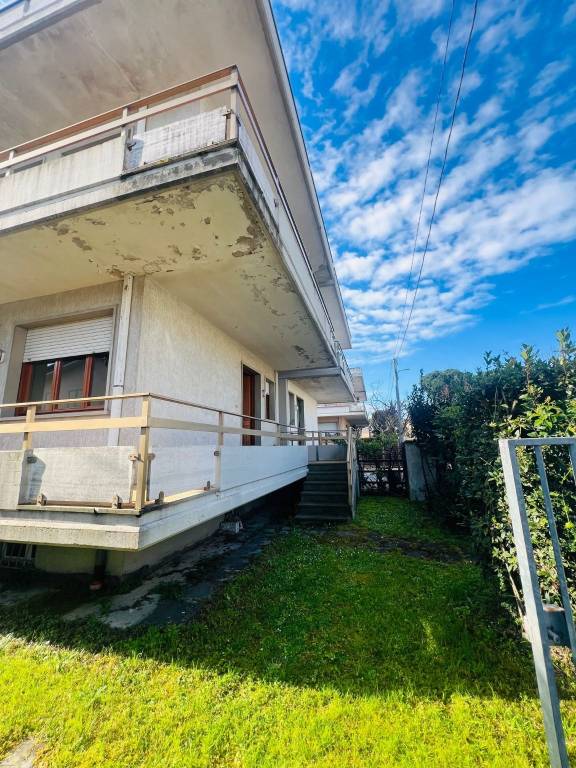 casa indipendente in vendita a Massa in zona Marina di Massa
