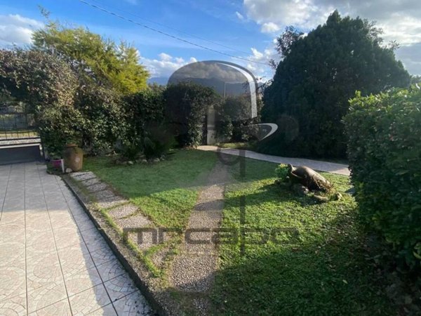 casa indipendente in vendita a Massa in zona Marina di Massa