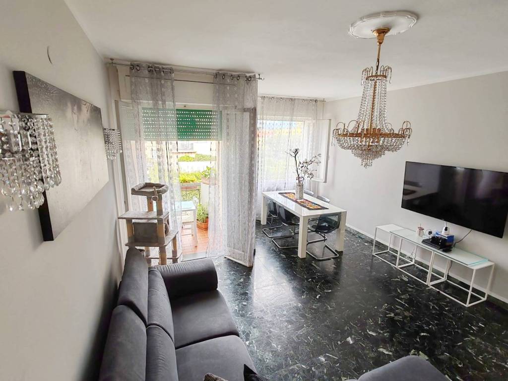 appartamento in vendita a Massa in zona Marina di Massa
