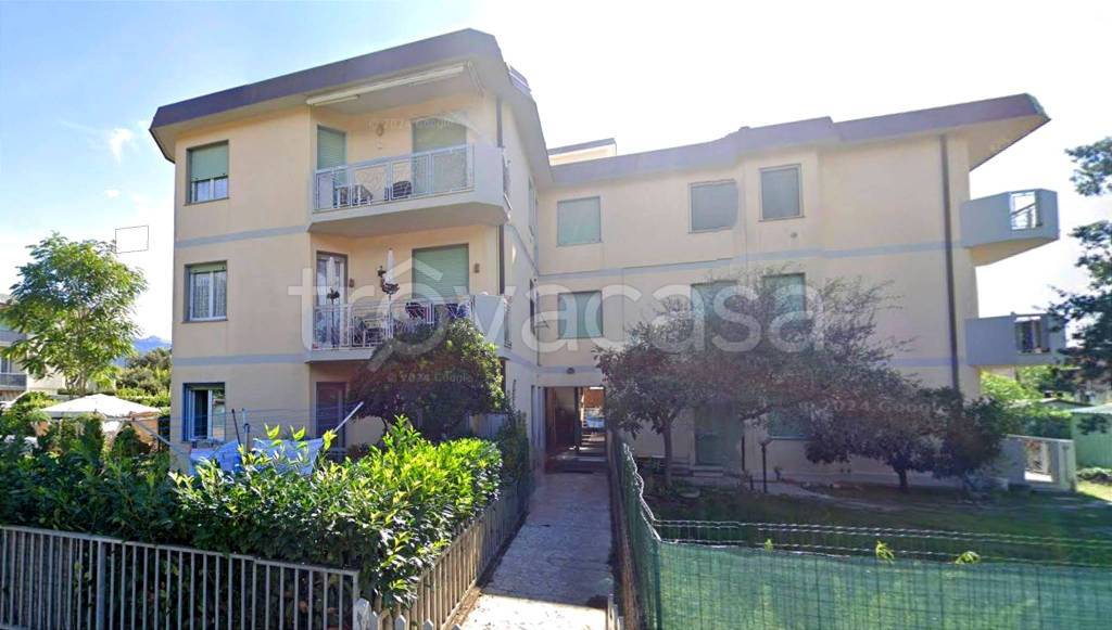 appartamento in vendita a Massa in zona Marina di Massa
