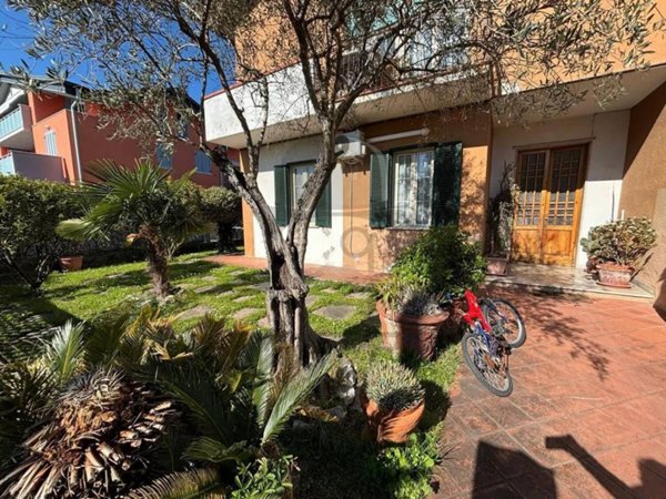 casa indipendente in vendita a Massa in zona Marina di Massa