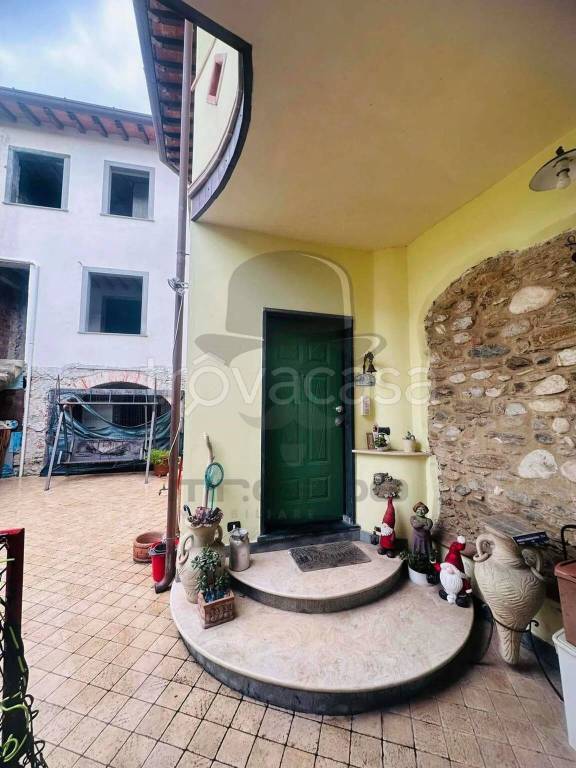 casa indipendente in vendita a Massa in zona Castagnola
