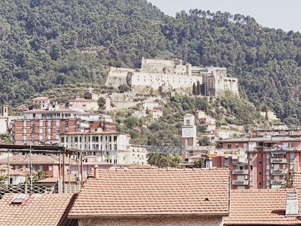 casa indipendente in vendita a Massa in zona Centro Storico
