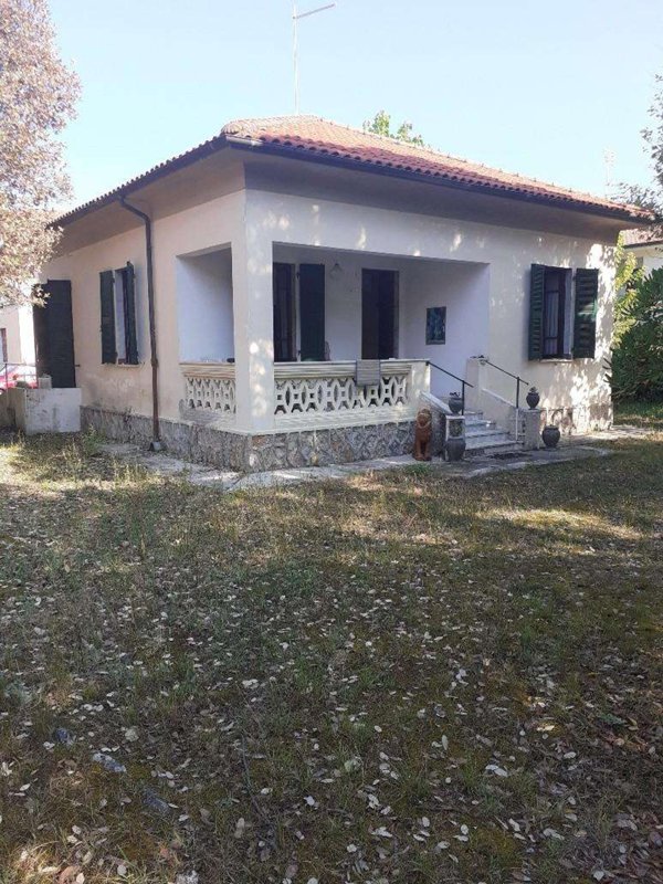 casa indipendente in vendita a Massa in zona Marina di Massa