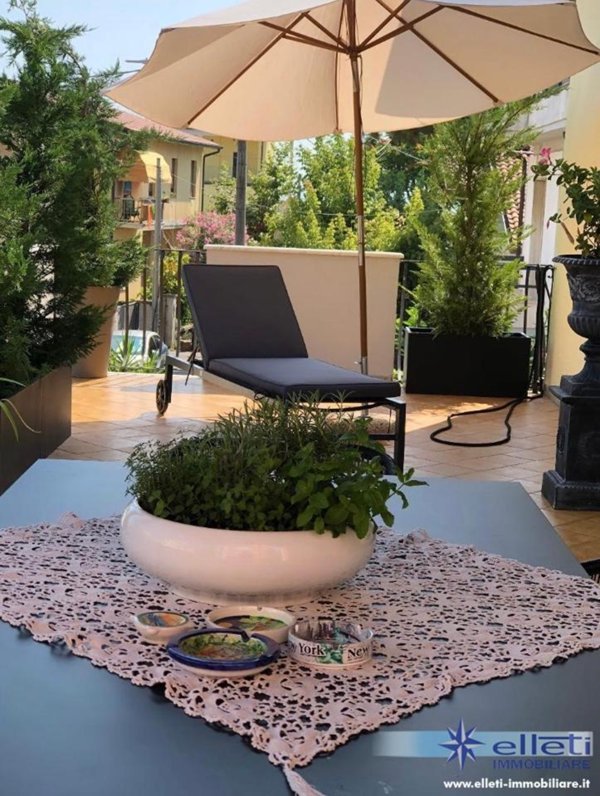 casa indipendente in vendita a Massa in zona Marina di Massa