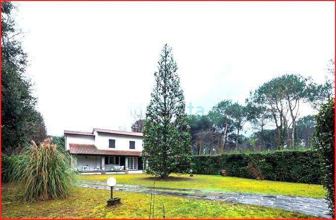 casa indipendente in vendita a Massa in zona Marina dei Ronchi