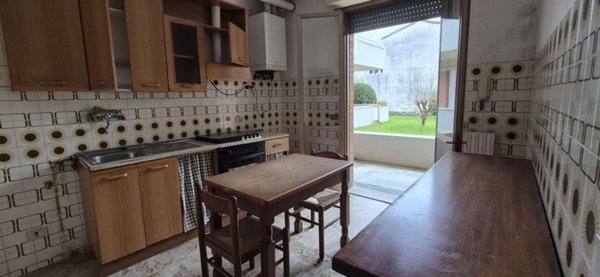 appartamento in vendita a Massa in zona Marina di Massa