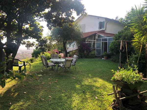 casa indipendente in vendita a Massa in zona Centro Storico