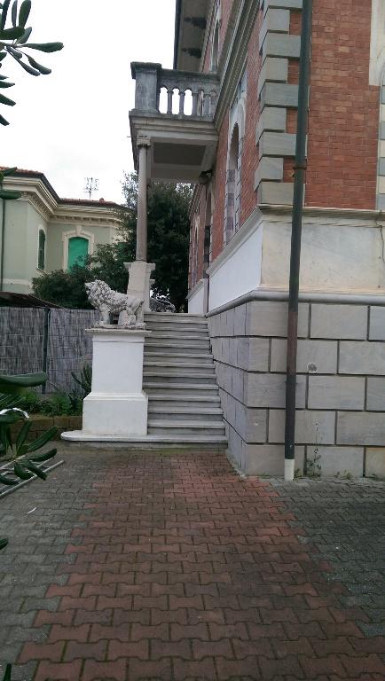 negozio in vendita a Massa in zona Marina di Massa