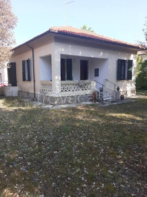 casa indipendente in vendita a Massa in zona Marina di Massa