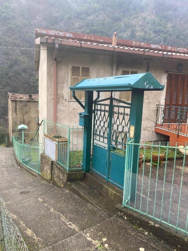casa indipendente in vendita a Massa in zona Pariana