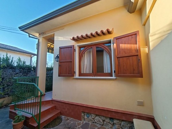 casa indipendente in vendita a Massa in zona Marina di Massa