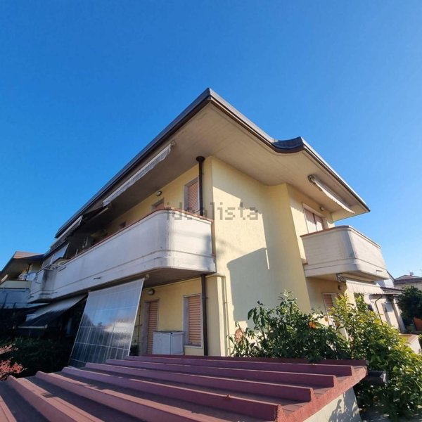 casa indipendente in vendita a Massa in zona Marina di Massa