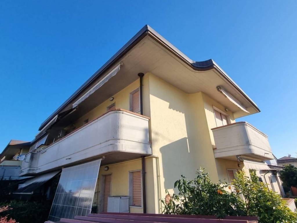 casa indipendente in vendita a Massa in zona Marina di Massa