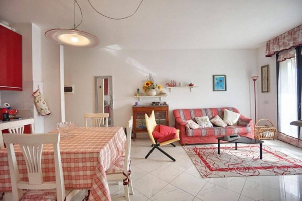 appartamento in vendita a Massa in zona Marina dei Ronchi