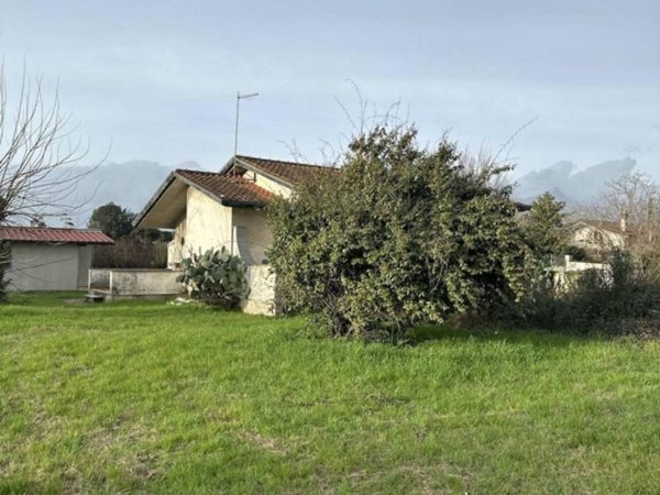 casa indipendente in vendita a Massa in zona Marina di Massa