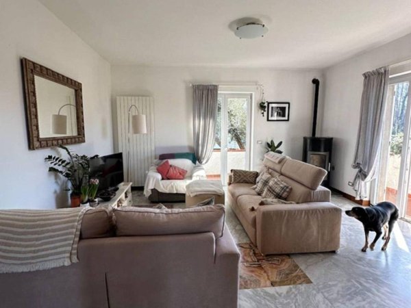 casa indipendente in vendita a Massa in zona Marina di Massa