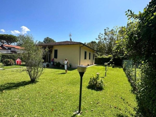 casa indipendente in vendita a Massa in zona Poveromo