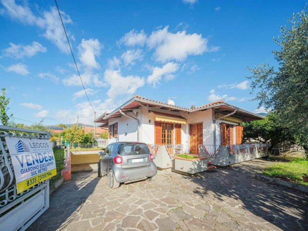 casa indipendente in vendita a Massa