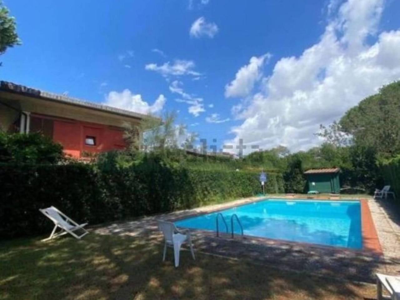 casa indipendente in vendita a Massa in zona Poveromo