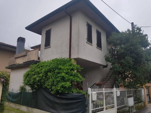casa indipendente in vendita a Massa in zona Marina di Massa