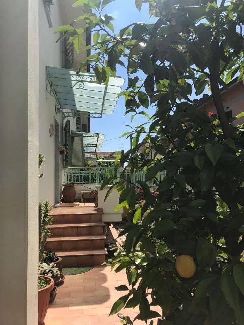 casa indipendente in vendita a Massa in zona Marina di Massa
