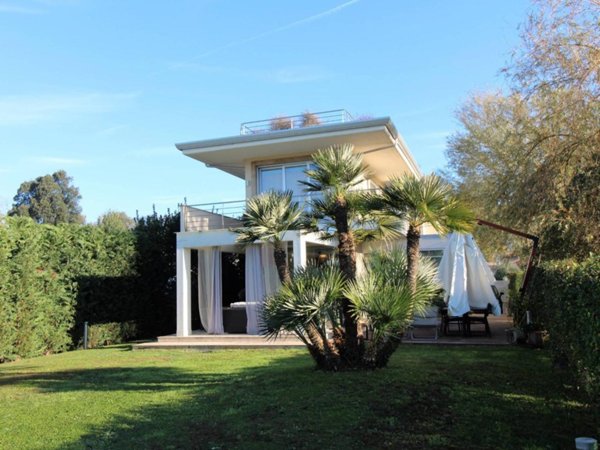 casa indipendente in vendita a Massa in zona Marina di Massa