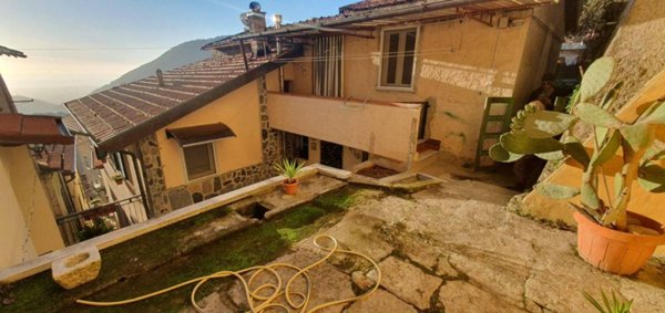 casa indipendente in vendita a Massa in zona Antona