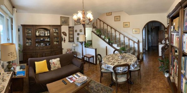 casa indipendente in vendita a Massa in zona Marina di Massa